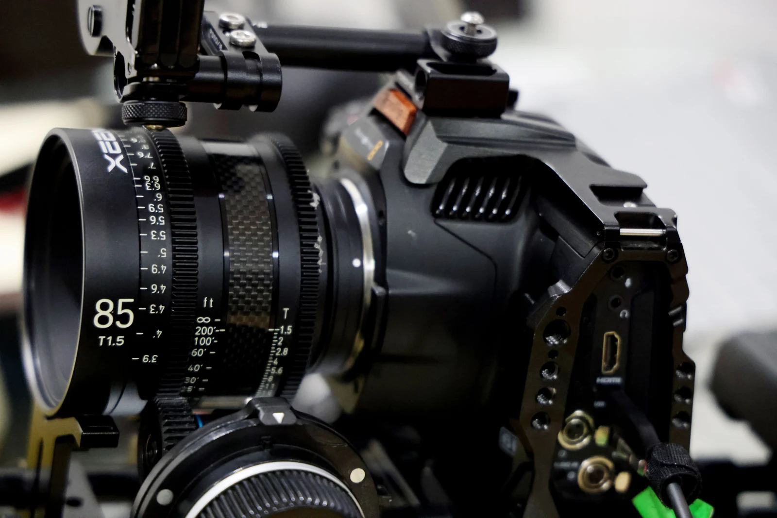 Dettaglio di una cinepresa professionale con obiettivo da 85 millimetri